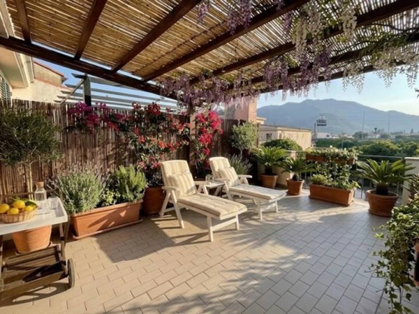 appartamento in vendita ad Albenga in zona Leca