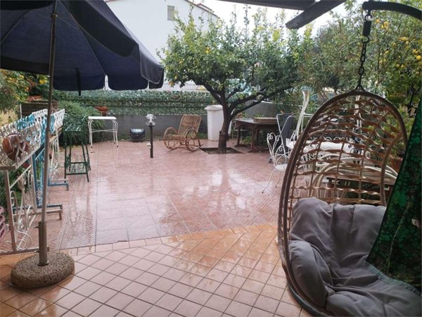 casa indipendente in vendita ad Albenga in zona Leca