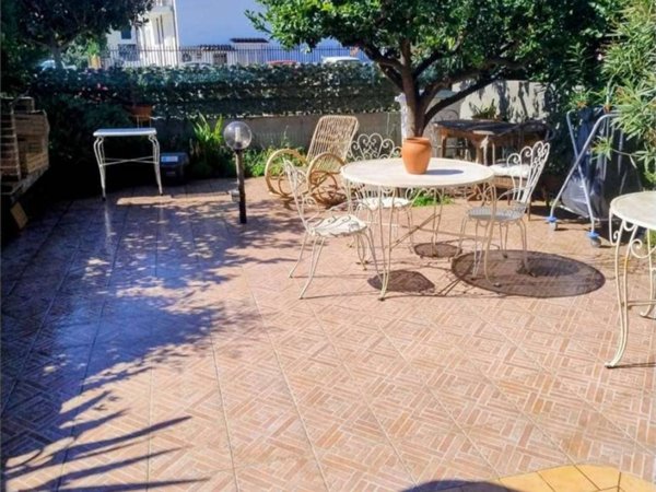casa indipendente in vendita ad Albenga in zona Leca