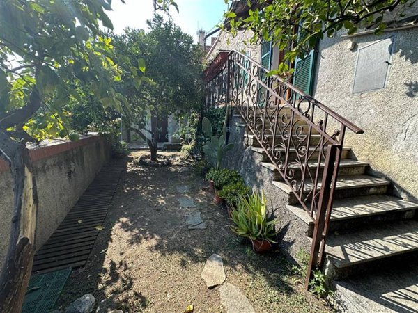 casa indipendente in vendita ad Albenga in zona Bastia