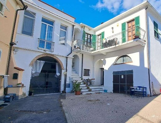 casa indipendente in vendita ad Albenga in zona Bastia