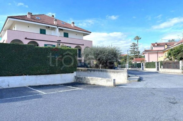 casa indipendente in vendita ad Albenga in zona Leca