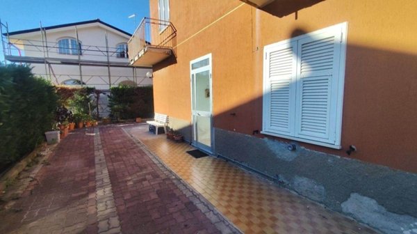 appartamento in vendita ad Albenga in zona Campochiesa