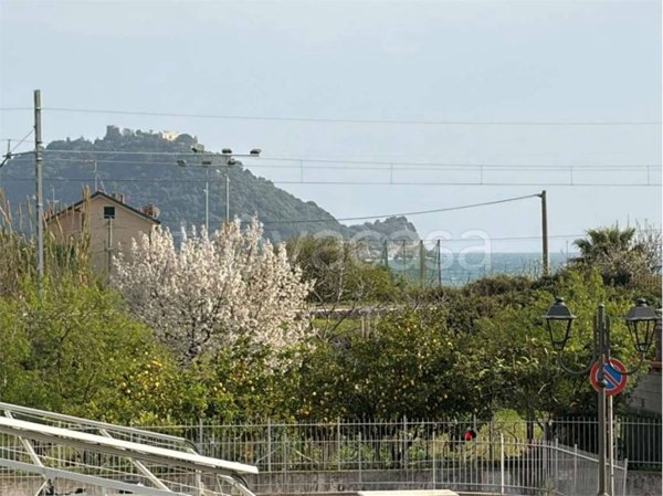 appartamento in vendita ad Albenga in zona Vadino