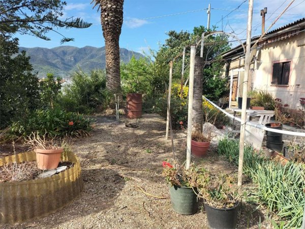 casa indipendente in vendita ad Albenga in zona Leca
