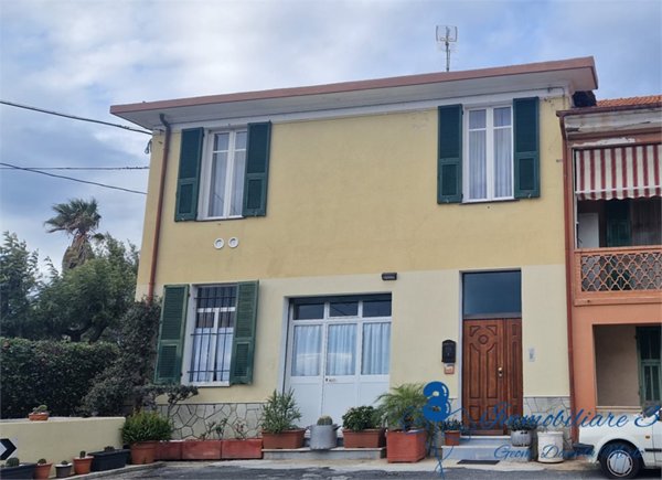 casa indipendente in vendita ad Albenga in zona Campochiesa