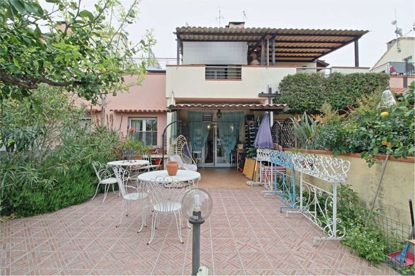 casa indipendente in vendita ad Albenga in zona Leca