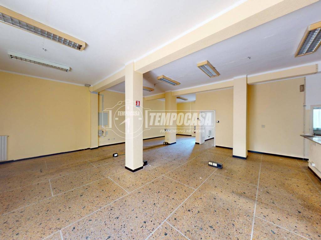 negozio in vendita ad Albenga in zona Vadino