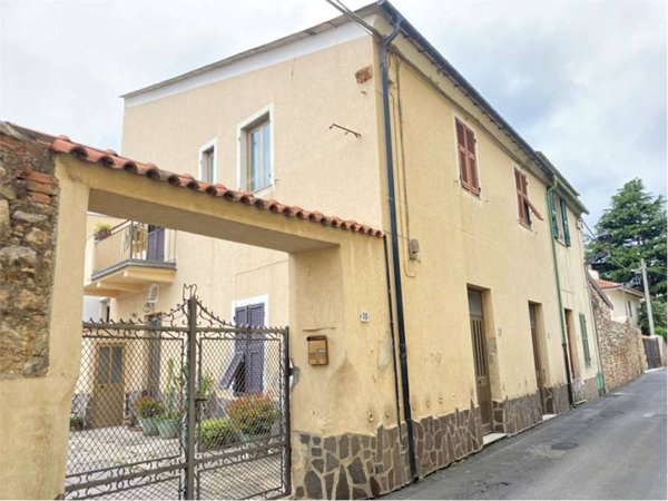 casa indipendente in vendita ad Albenga in zona Leca
