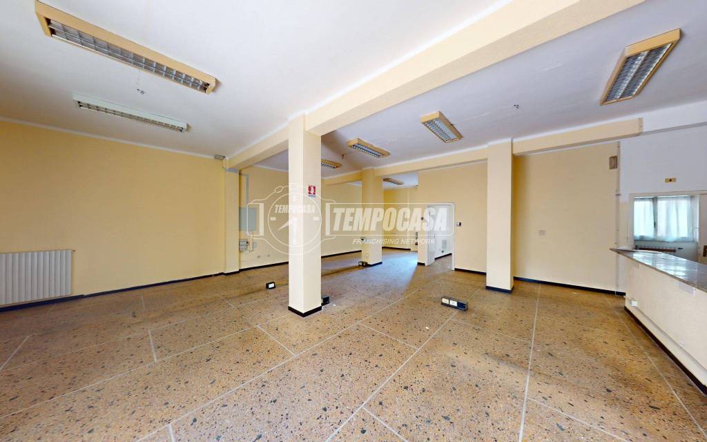 negozio in vendita ad Albenga in zona Vadino