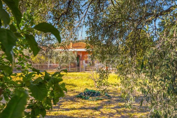 casa indipendente in vendita ad Albenga in zona Leca