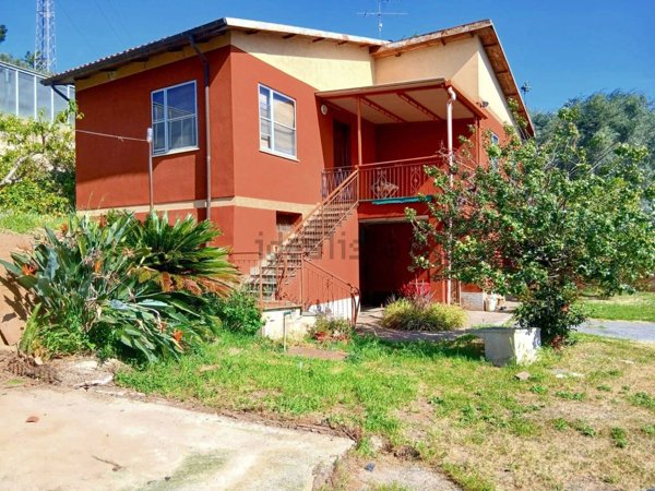 casa indipendente in vendita ad Albenga in zona Bastia