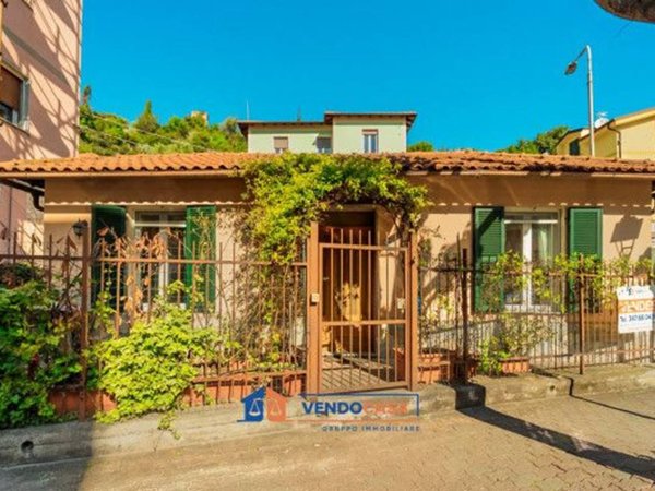 casa indipendente in vendita ad Albenga in zona Vadino
