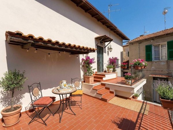 casa indipendente in vendita ad Albenga in zona Lusignano