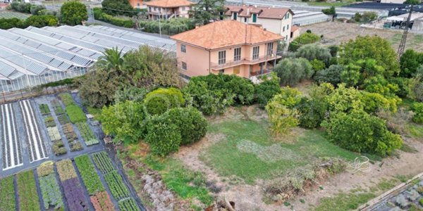casa indipendente in vendita ad Albenga in zona Campochiesa