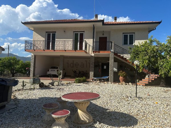 casa indipendente in vendita ad Albenga