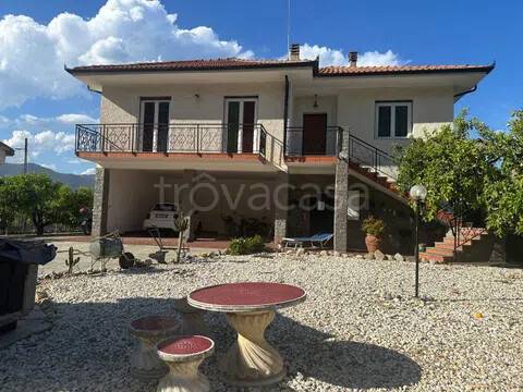 casa indipendente in vendita ad Albenga in zona Vadino