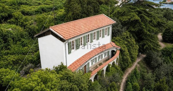 casa indipendente in vendita ad Albenga in zona Vadino