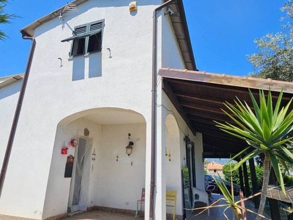 casa indipendente in vendita ad Albenga in zona Leca