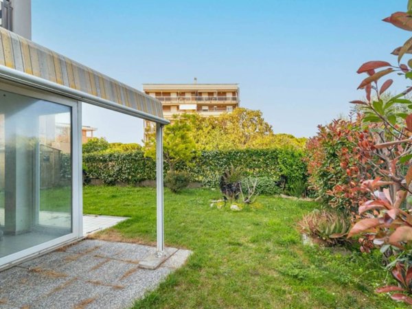 appartamento in vendita ad Albenga in zona Vadino