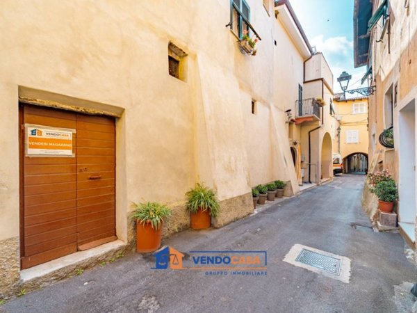 locale commerciale in vendita ad Albenga in zona Bastia