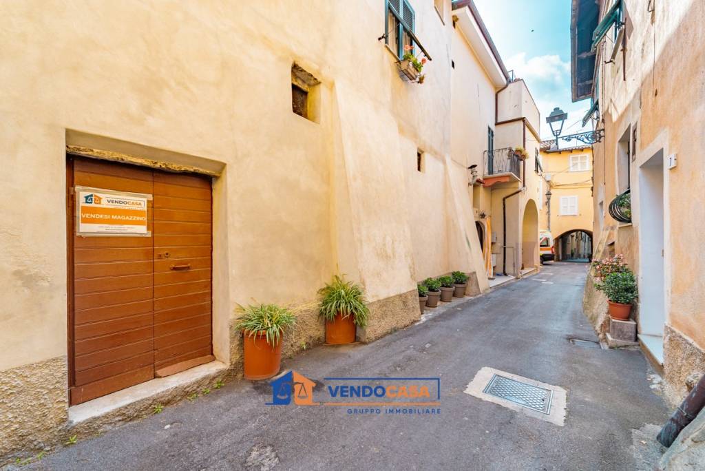 locale commerciale in vendita ad Albenga in zona Bastia