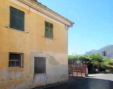 casa indipendente in vendita ad Albenga in zona Campochiesa