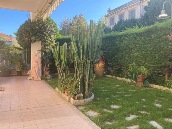 appartamento in vendita ad Albenga in zona Vadino