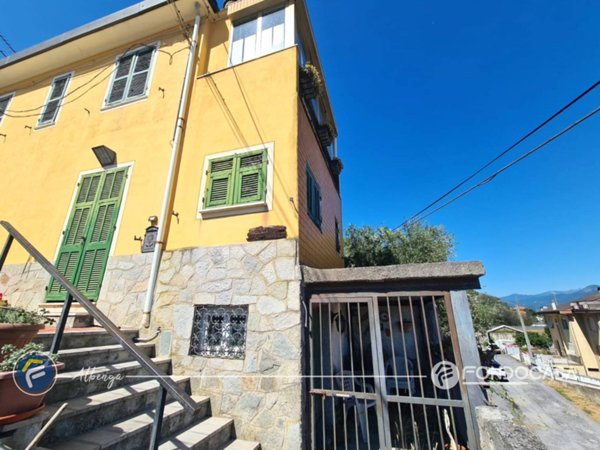 casa indipendente in vendita ad Albenga in zona Vadino