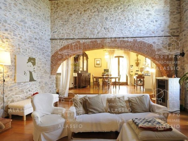 casa indipendente in vendita ad Albenga in zona Campochiesa