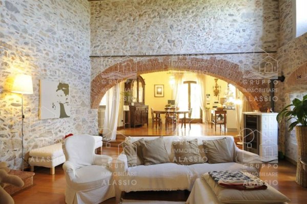 casa indipendente in vendita ad Albenga in zona Campochiesa