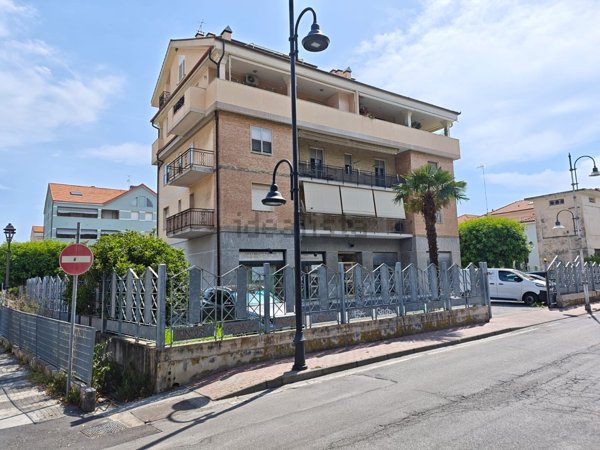 appartamento in vendita ad Albenga in zona Vadino