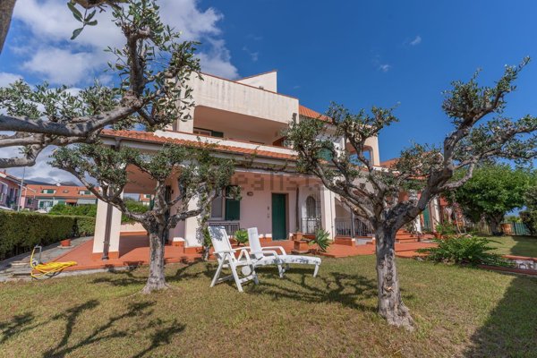 casa indipendente in vendita ad Albenga in zona Campochiesa