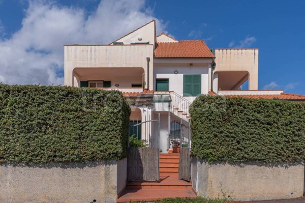 casa indipendente in vendita ad Albenga in zona Campochiesa