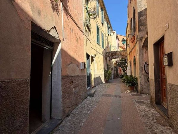 locale di sgombero in vendita ad Albenga