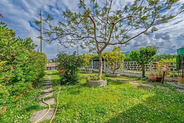 casa indipendente in vendita ad Albenga in zona Leca