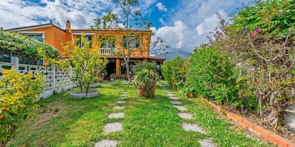 casa indipendente in vendita ad Albenga in zona Leca