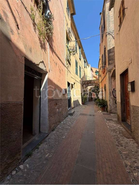 locale commerciale in vendita ad Albenga
