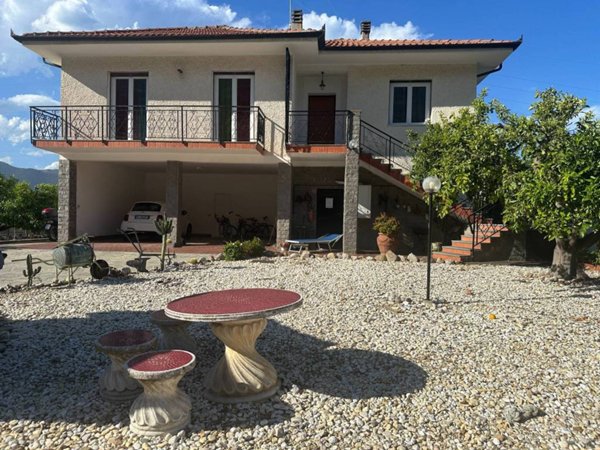 casa indipendente in vendita ad Albenga in zona Vadino