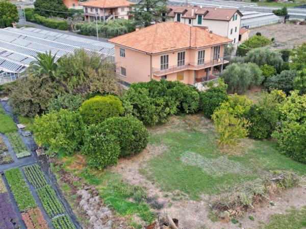 casa indipendente in vendita ad Albenga
