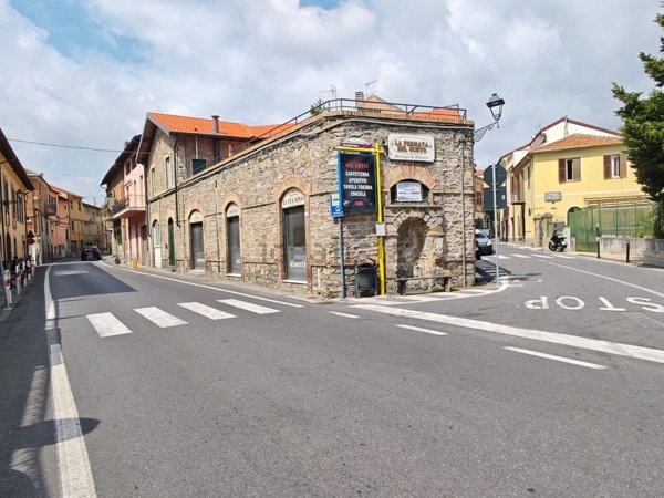 locale commerciale in vendita ad Albenga in zona Bastia
