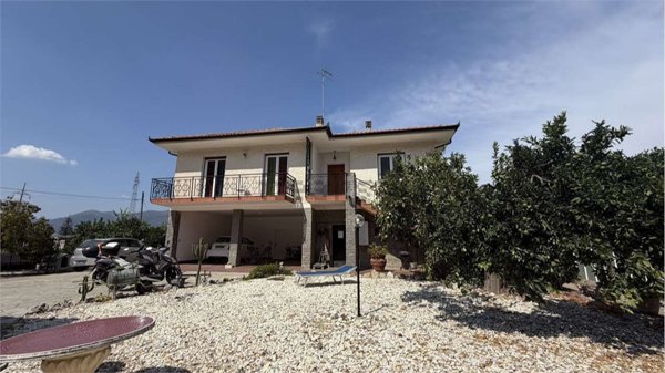 casa indipendente in vendita ad Albenga in zona Vadino