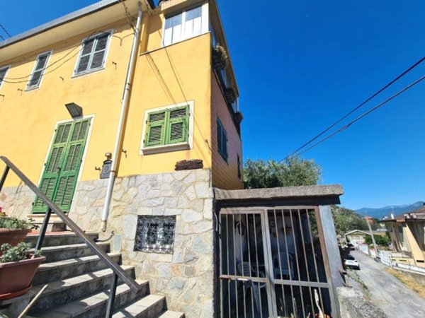 casa indipendente in vendita ad Albenga in zona Vadino