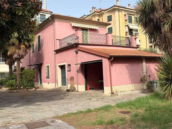 casa indipendente in vendita ad Albenga in zona Vadino