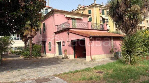 casa indipendente in vendita ad Albenga in zona Vadino