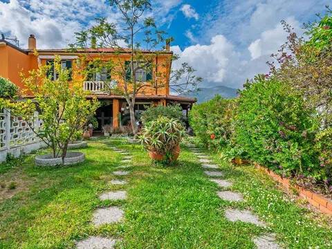 casa indipendente in vendita ad Albenga