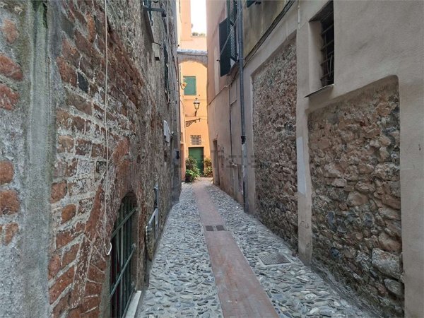 locale di sgombero in vendita ad Albenga