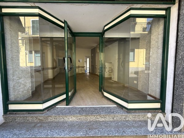 locale commerciale in vendita ad Albenga in zona Leca