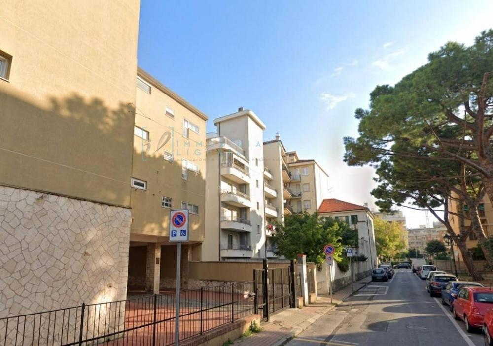 box auto in vendita ad Albenga