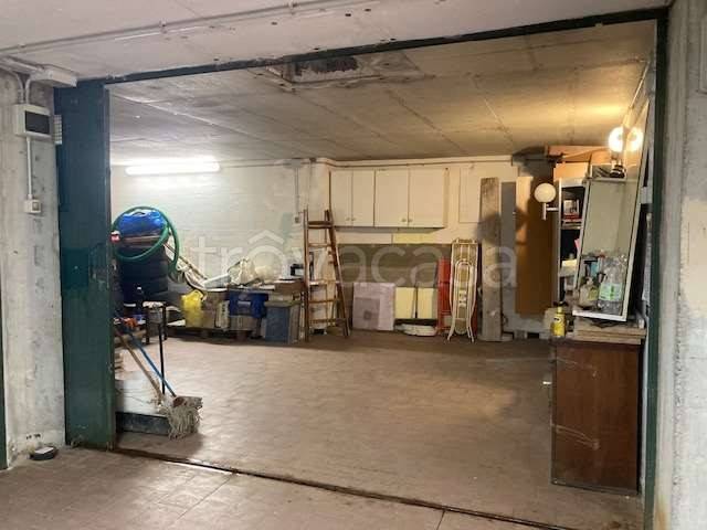 box auto in vendita ad Albenga